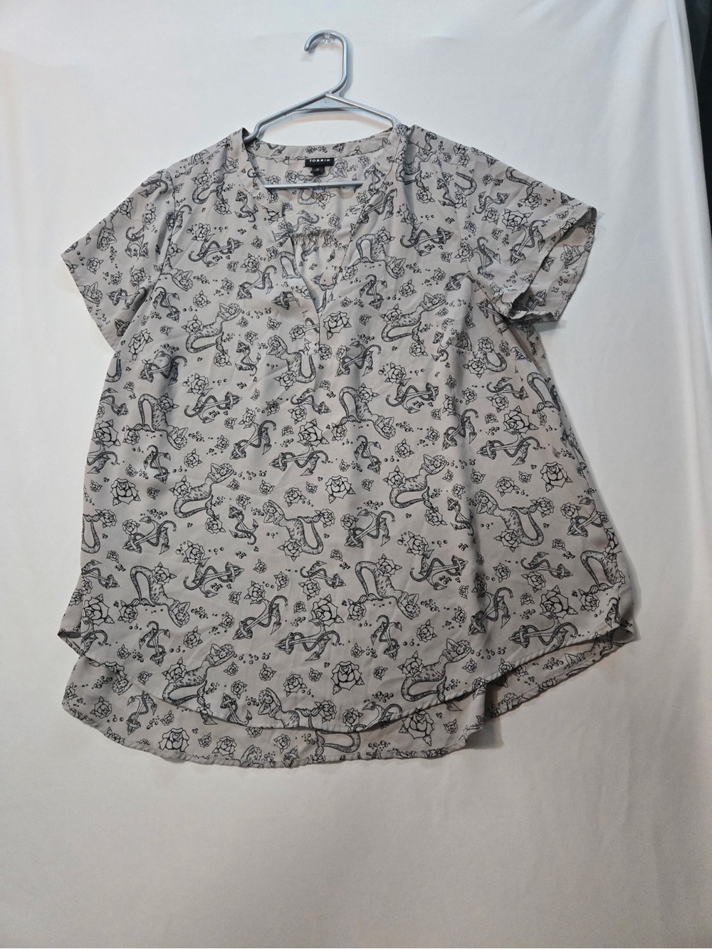 White Floral & Vine Short-Sleeve Blouse — Torrid